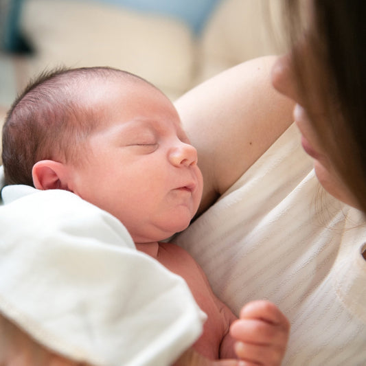 Das ist der Grund, weshalb das Weinen deines Babys dich in den Ausnahmezustand versetzt - calme