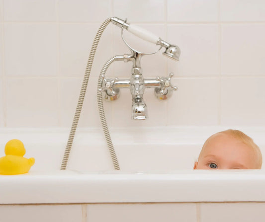Wann sollte ich mein Baby baden? Das erste Babybad: Was Eltern wissen sollten - calme