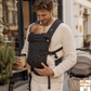 ComfortCarrier – Die perfekte, verstellbare Babytrage aus weichem Stoff für maximalen Komfort | 0-36 Monate | Beige | Muster